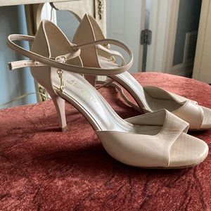 TANGO 💃🏻 wrap around the ankles 3 1/2 inch heels. So sexy ❣️